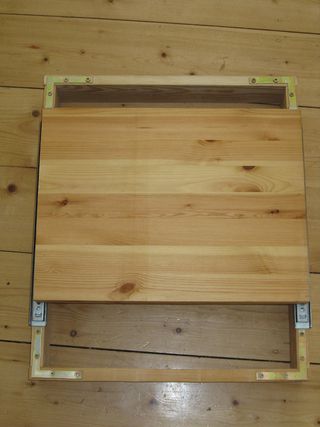 Grundrahmen mit montiertem Tisch auf Y-Achsen-Schienen